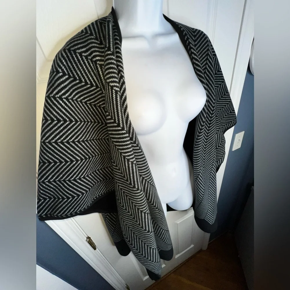 Ike Behar One Size Black Soft Geometric Fleece Ruana Wrap Poncho Sweater OS
